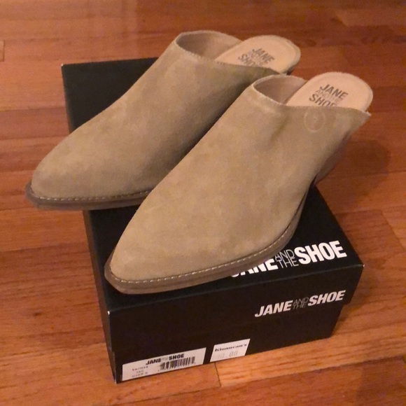 Jane and the Shoe Shoes - NWT 🎉 tan boot mules